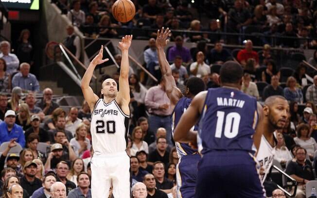 Manu Ginóbili em ação pelo San Antonio Spurs Manu Ginóbili em ação pelo San Antonio Spurs