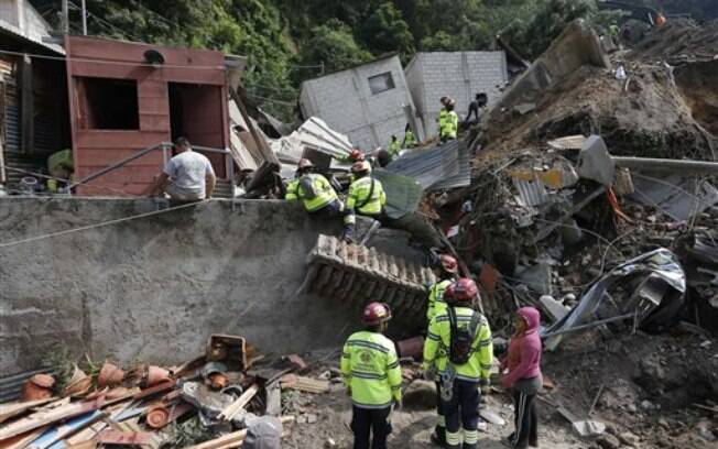 Bombeiros e moradores ajudam no resgate de vítimas de deslizamento de terra em Cambray