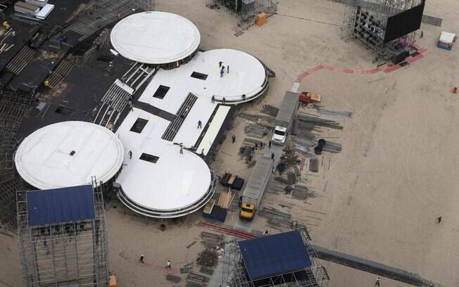 Outra vista do palco construído na praia de Copacabana, no Rio de Janeiro, para a visita do papa Francisco.