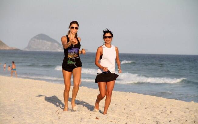Grazi Massafera e Ana Lima correm pela praia