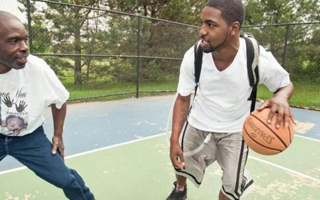 Stan Larkin, com o coração artificial, jogando basquete com seu pai Stan Larkin, com o coração artificial, jogando basquete com seu pai