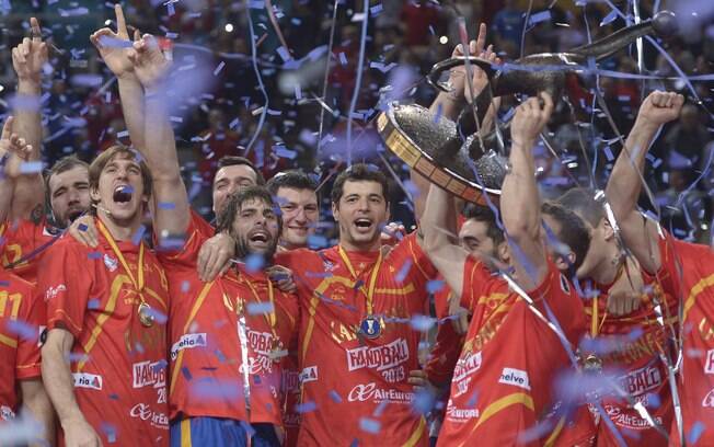 Jogadores da Espanha comemoram o título do Mundial de handebol