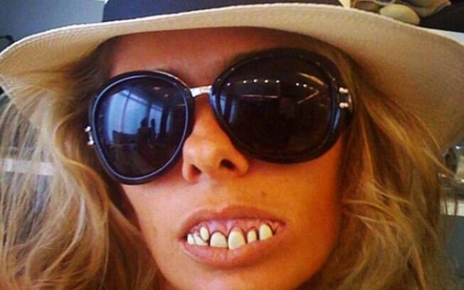 Adriane Galisteu postou foto com uma dentadura de monstro