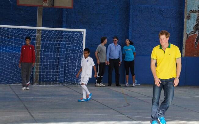 Príncipe Harry participa de diversos eventos durante visita ao Brasil, incluindo uma partida de futebol com crianças da ONG ACER