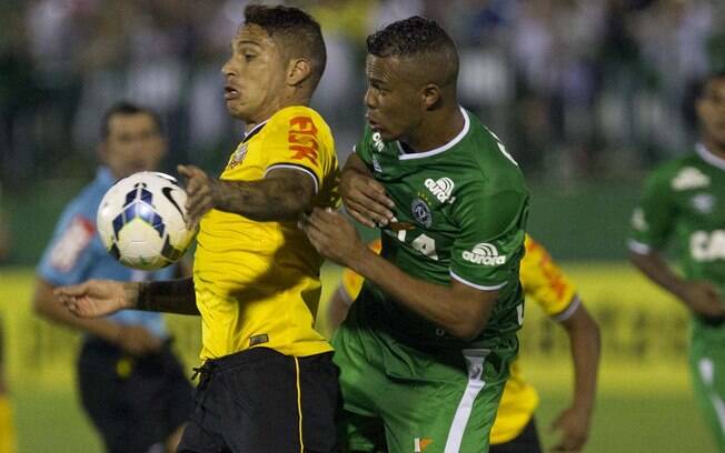 Guerrero dá vitória ao Corinthians em jogo violento e põe time na liderança