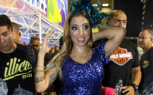 A cantora Anitta após saída de show em camarote da Sapucaí, no Rio, na madrugada deste sábado (1º)