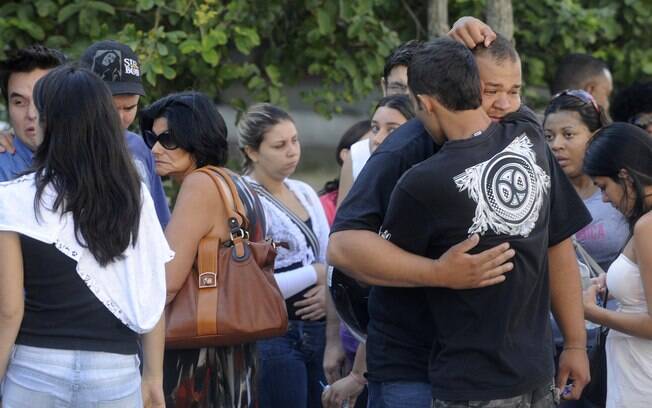 Familiares e amigos participam do velório de Gustava Marques, que teve morte cerebral ontem (29)
