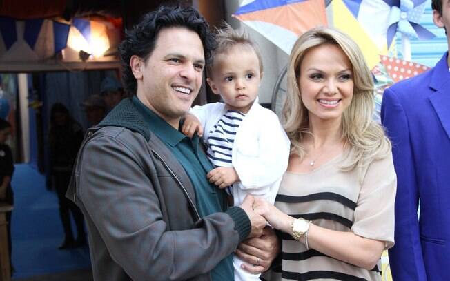 Eliana e João Marcelo posam com Arthur