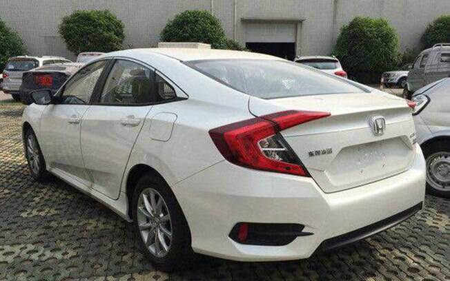 Na traseira, o logo 180 Turbo mostra que o motor 1.0, de três cilindros, está sob o capô Na traseira, o logo 180 Turbo mostra que o motor 1.0, de três cilindros, está sob o capô