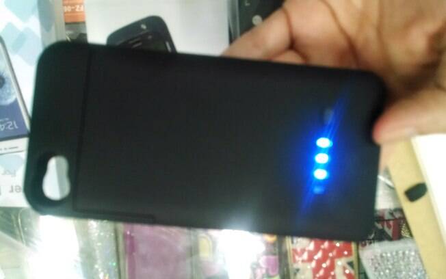 Carregador portátil em formato de capa para iPhone 4 tem 8.000 mAh e custa R$ 55 no mercado informal