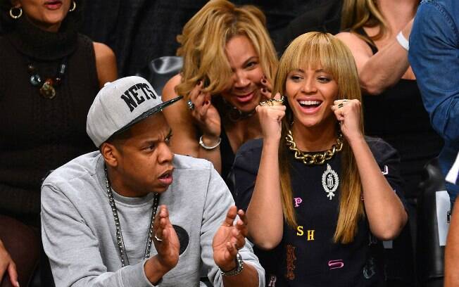 Torcedora entra no meio do casal Jay Z e Beyoncé