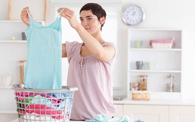 Na hora de lavar roupas, separe roupas claras de escuras, mas está permitido misturar cores neutras claras com as brancas. Foto: Thinkstock/Getty Images
