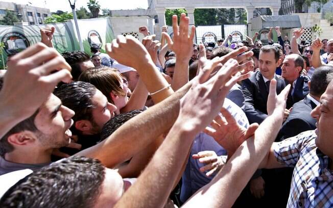 Presidente da Síria, Bashar al-Assad (D), visita universidade em Damasco (04/05)