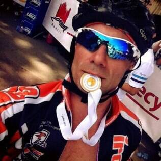 Roberto Toscano e a medalha da L'Etape du Tour