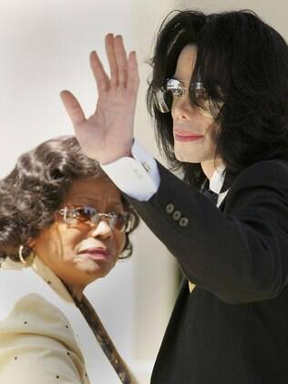 Michael Jackson com a mãe Katherine Jackson em 2005