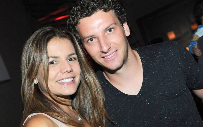 Nívea Stelmann e Elano namoraram durante quatro meses em 2011, e agora brigam na Justiça porque a atriz enviou fotos íntimas do jogador para seu time, o Santos