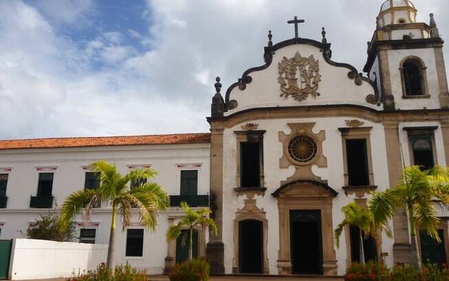 Igreja de São Bento, com o mosteiro à esquerda