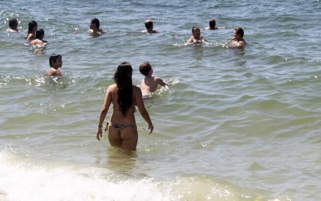 O mar está sendo a forma preferida para melhorar a sensação térmica de calor, no Rio de Janeiro (04/01/2014)