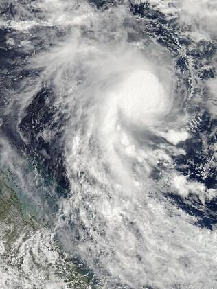Imagem mostra deslocamento do ciclone tropical Marcia no Mar de Coral, que deve chegar a costa oriental de Queensland, Austrália (18/02)