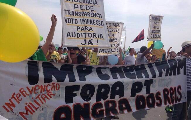 Manifestantes pedem a saída da presidente Dilma no posto 5, em Copacabana, no Rio de Janeiro