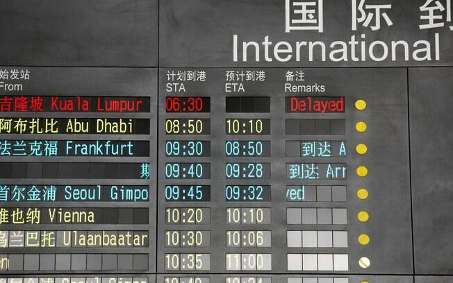 Placa de pouso no Aeroporto Internacional de Pequim, na China, aponta atraso na chegada de avião de passageiros de companhia da Malásia (8/3). Foto: AP