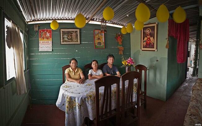 A dona de casa Lima Morales Espinoza e o marido, Juan Carlos Cárcamo Briceño, empregado da indústria têxtil, e sua filha, Harumi. A família vive em Lima, capital do Peru. Foto: Andy Goldstein 