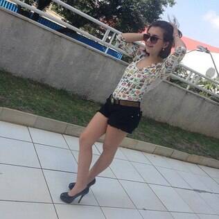 Klara Castanho aparece de salto alto e é criticada por fãs nas redes sociais