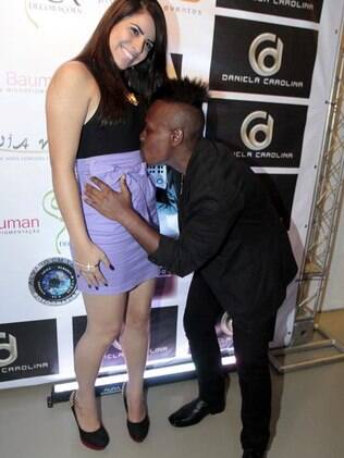 Neném beija barriga de Thaiz em evento em São Paulo, na última quarta (26)