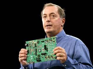 Paul Ottelini, CEO da Intel, mostra uma placa-mãe fabricada pela empresa, em um evento em 2007