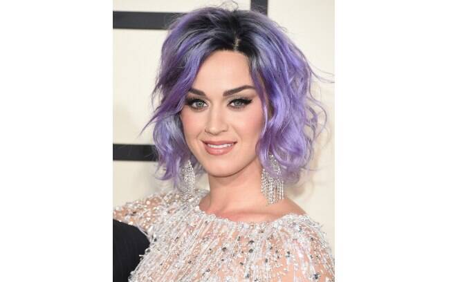 Katy Perry sempre aparece com uma cor diferente nos cabelos. No Grammy desse ano, ela estava com os fios pintados de um roxo bem suave