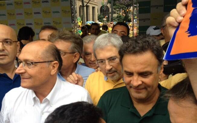 Imbassahy (de amarelo) aparece ao lado de Alckmin e Aécio no palanque montado pelo MBL