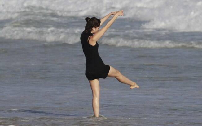 Maria Casadevall se empolga e dança na praia