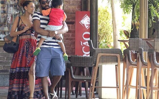 À espera do segundo bebê, Taís Araújo almoçou com a família numa churrascaria do Rio