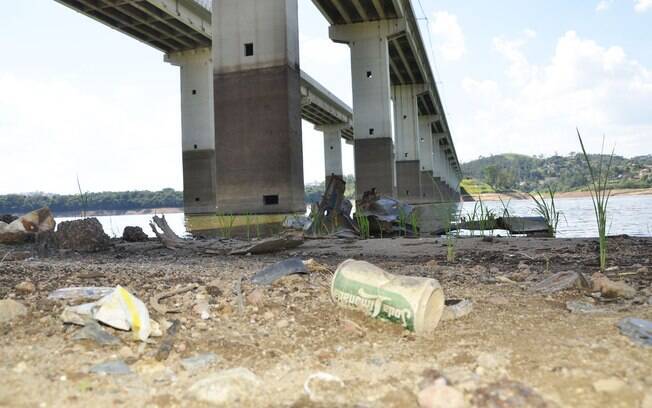 Lixo surge na Represa de Atibainha, em janeiro. Foto: Futura Press