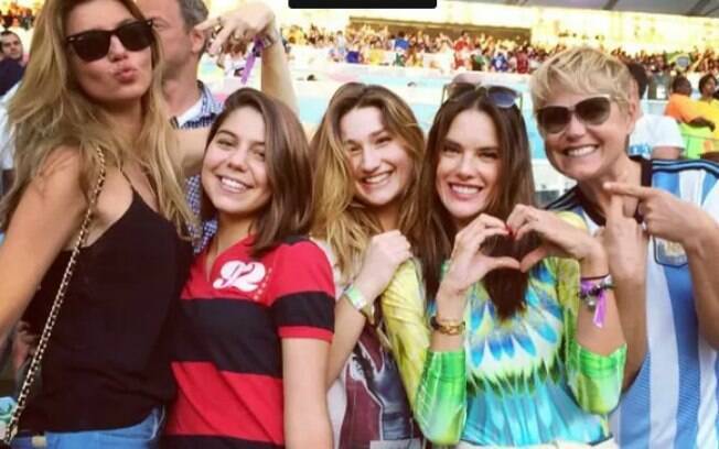 Sasha ao lado de Alessandra Ambrósio faz pose com a mãe, Xuxa, e mais amigas no Maracanã