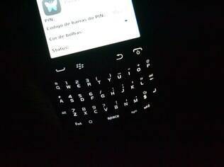 BlackBerry 9320 possui teclado iluminado