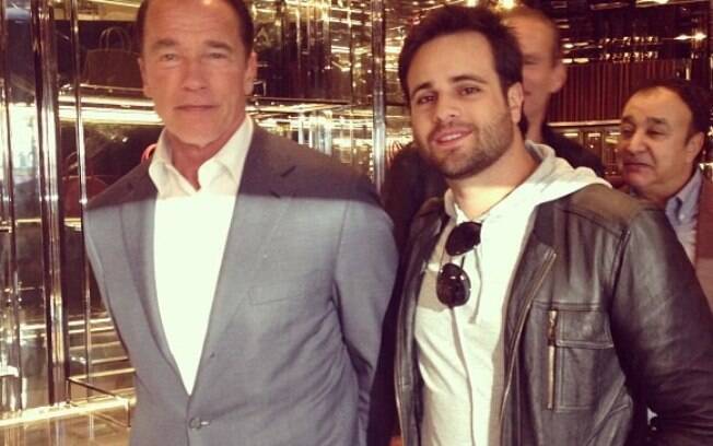 Rodrigo Scarpa, o Vesgo do Pânico, posa com Arnold Schwarzenegger em Las Vegas