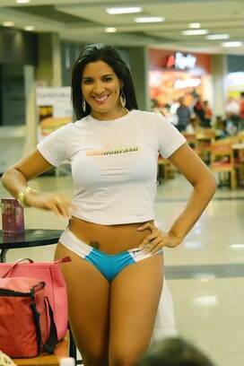 Modelo Madelayne Cavalcanti tira a roupa em aeroporto de São Paulo. Foto: MF MODELS/DIVULGAÇÃO