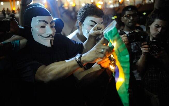 Manifestantes protestam contra a Copa no Rio de Janeiro