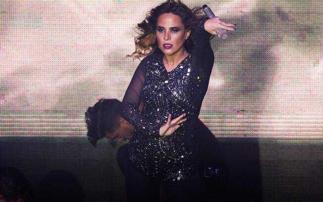 Wanessa dança muito com seu barrigão de grávida em show