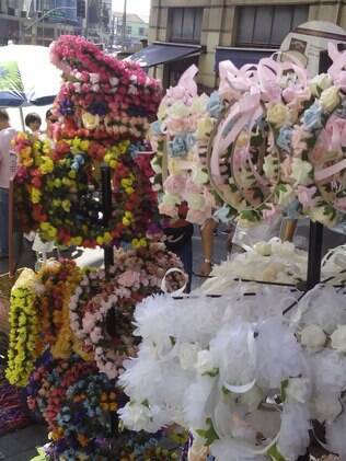Coroas de flores na rua da 25 de Março são vendidas a partir de R$ 15