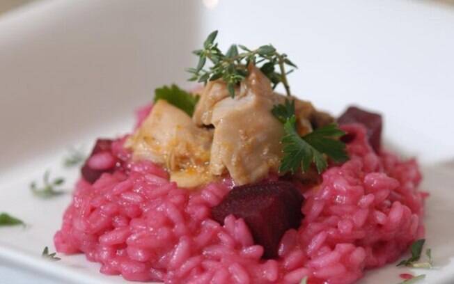 Risoto de beterraba com ragu de coelho