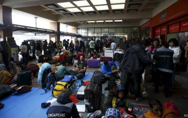 Aeroporto de Kathmandu congestionado por turistas tentando sair do país