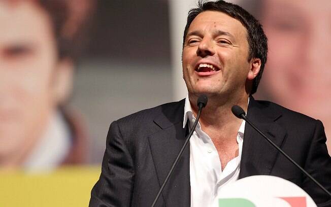 Matteo Renzi foi criticado por Giorgio Armani por conta do hábito de usar camisa sem gravata