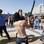 Com um cassetete nas mãos, ativista do Femen vai pra cima de policial em protesto na cidade de Kiev. Foto: AP