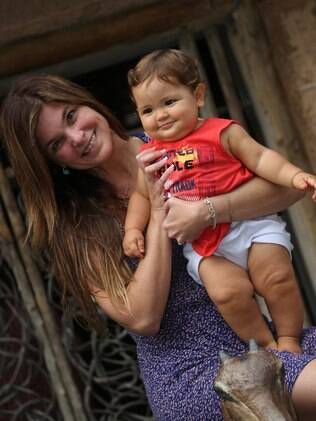 Cristiana Oliveira e o neto em Maceió
