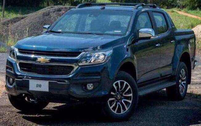 Flagra da Chevrolet S10 reestilizada. Ganhou nova grade, integrada aos faróis, e para-choque redesenhado. Flagra da Chevrolet S10 reestilizada. Ganhou nova grade, integrada aos faróis, e para-choque redesenhado.