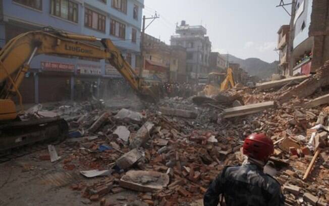 Nepal é atingido por segundo terremoto de 7,3 pontos menos de três semanas após país ser devastado por tremor (12.5.2015)