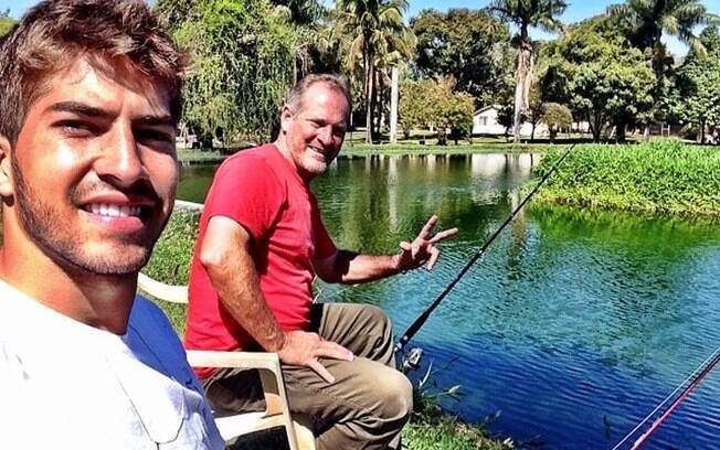 Lucas Silva pescando ao lado do pai Miguel em Goiás. Foto: Reprodução
