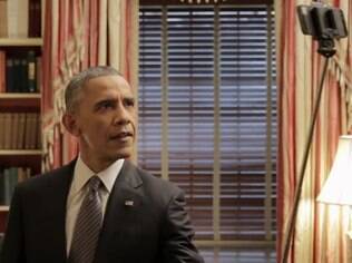 Obama usa pau de selfie em vídeo publicitário